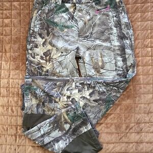 Realtree Women’s Outdoor Hunting Pants – Insulated Camo Workwear (Size L 42-44)